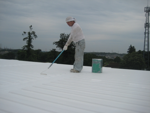 断熱塗料の屋根トップコート仕上げ作業